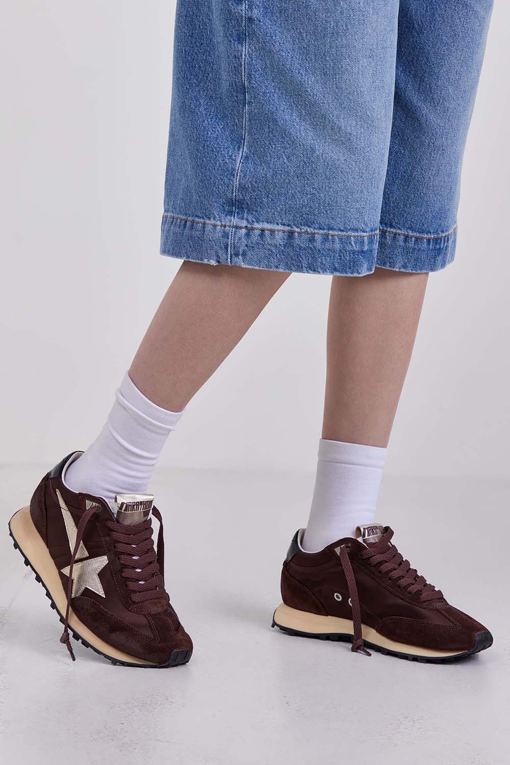 תמונת כל הלוק של נעלי סניקרס מרתון